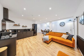 TV, books, video library, stereo - ELEVATED ESCAPE - 3 bedroom house with rooftop terrace,sauna,hot tub&cinema room (Hythe)