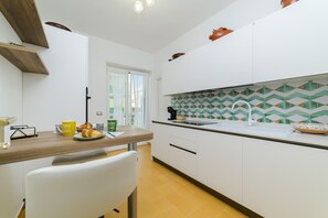 Réfrigérateur, un four, lave-vaisselle, cafetière-théière