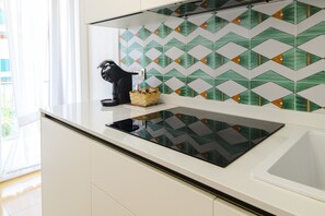 Kühlschrank, Ofen, Geschirrspüler, Wasserkocher mit Kaffee-/Teezubehör