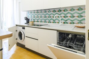 Kühlschrank, Ofen, Geschirrspüler, Wasserkocher mit Kaffee-/Teezubehör