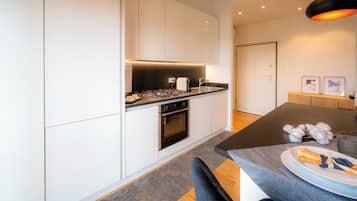 Comfort Double Room | Private kitchen | Full-sized fridge, microwave, oven, stovetop