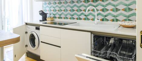 Lave-vaisselle, cafetiÚre-théiÚre, vaisselle et ustensiles