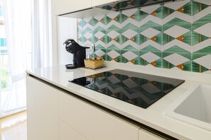 Geschirrspüler, Wasserkocher mit Kaffee-/Teezubehör