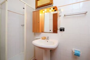 Douche, bidet, serviettes fournies