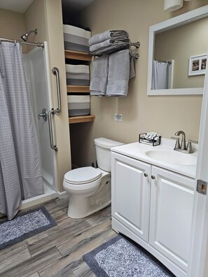 Shower, hair dryer, towels, soap - South Shore Studio in Mastic (Mastic)