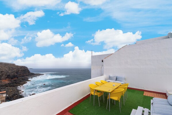 Outdoor dining - Home2Book Seaside Retreat Gáldar (Caleta de Arriba)