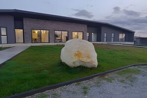 บ้านพักสำหรับครอบครัว, ลานระเบียง, วิวสวนหย่อม | บริเวณภายนอก
