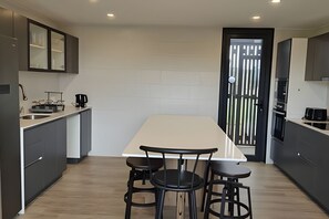 บ้านพักสำหรับครอบครัว, ลานระเบียง, วิวสวนหย่อม | ครัวส่วนตัว