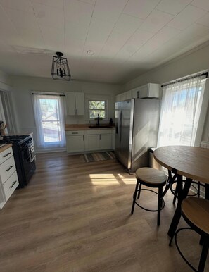 Private kitchen - 4 bedroom beautiful modern apartment near Data center fully furnished  (Michigan City)