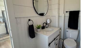 Sèche-cheveux, serviettes fournies, savon, papier toilette