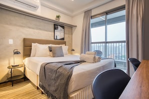 Escriptori, espai de treball apte per a portàtils i wifi gratuïta