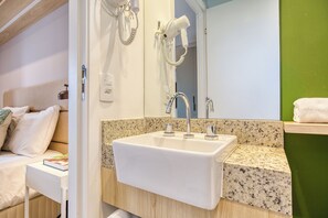 シャワー、バスアメニティ (無料)、ヘアドライヤー、タオル