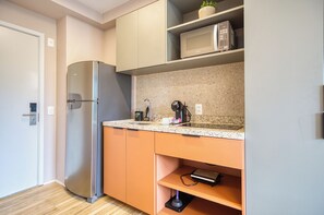 Tủ lạnh, lò vi sóng, bếp nấu, dụng cụ nấu nướng/bát dĩa/dao nĩa 