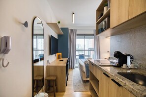 ตู้เย็น, ไมโครเวฟ, เตาประกอบอาหาร, เครื่องครัว/จาน/ช้อนส้อม