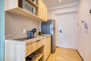 Refrigerador, microondas, parrilla de estufa y utensilios de cocina 