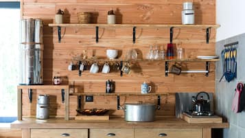 Fridge, oven, stovetop, coffee/tea maker