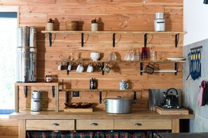 Fridge, oven, stovetop, coffee/tea maker