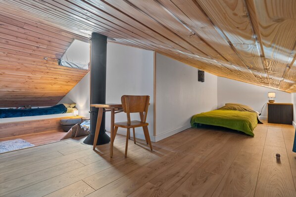 3 bedrooms, bed sheets