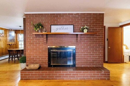 Naples Village Retreat - Heart of the Lakes Region