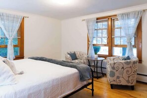 2 bedrooms, desk, iron/ironing board, WiFi