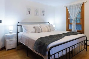2 bedrooms, desk, iron/ironing board, WiFi