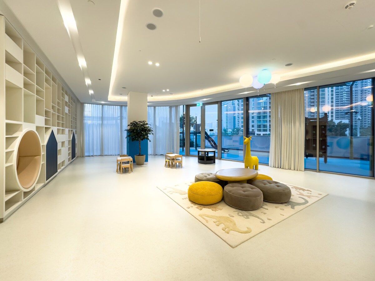 Um interior moderno com uma área de estar central, uma janela grande e uma planta.