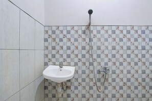 Casa de banho com lavatório e chuveiro.