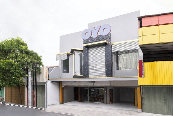 Exterior - Hotel O Near Tugu Yogyakarta 1 formerly Crown Residence (Yogyakarta)