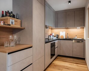 Køleskab, mikrobølgeovn, ovn, kogeplade