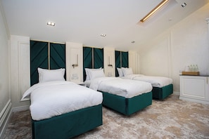 غرفة كلاسيكية ثلاثية | خزنة داخل الغرفة ومكتب ومساحة عمل للكمبيوتر المحمول وتجهيزات عازلة للصوت