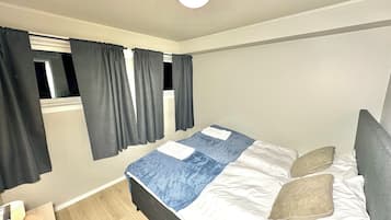 4 bedrooms, iron/ironing board, WiFi, bed sheets