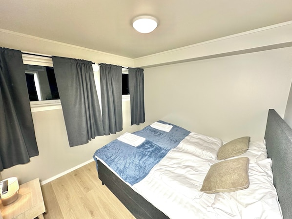 4 bedrooms, iron/ironing board, WiFi, bed sheets