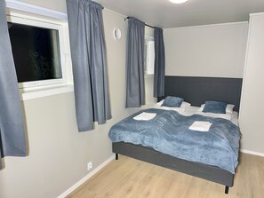 4 habitaciones, tabla de planchar con plancha, wifi y ropa de cama 
