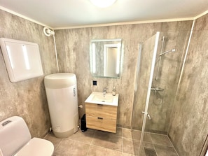 Douche, séchoir à cheveux, serviettes fournies, savon