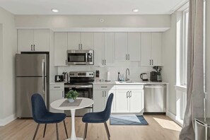 Réfrigérateur, four à micro-ondes, un four, surface de cuisson