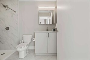 Douche, serviettes fournies, shampooing