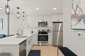 Réfrigérateur, four à micro-ondes, un four, surface de cuisson