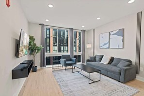 TV, offices - Exclusive 2BR Philly Apartment with Space for 8 (Philadelphia)