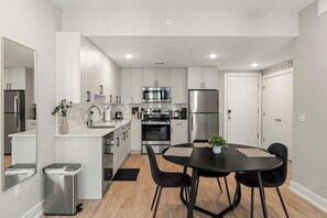 ثلاجة، ميكروويف، فرن، موقد طهي مسطح