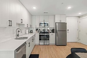 Fridge, microwave, oven, stovetop - Chic 1BR Luxury Apartment in Philly for 4 Guests (Philadelphia)