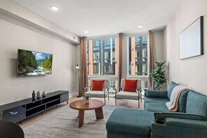 TV, offices - Chic 1BR Luxury Apartment in Philly for 4 Guests (Philadelphia)