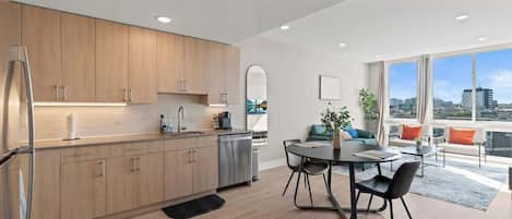 Réfrigérateur, micro-ondes, four, plaque de cuisson