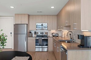 Réfrigérateur, four à micro-ondes, un four, surface de cuisson