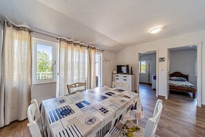 2 bedrooms, iron/ironing board, WiFi, bed sheets