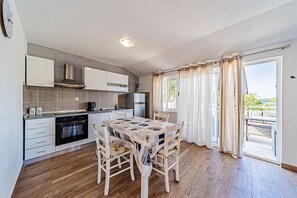 Fridge, oven, coffee/tea maker, toaster