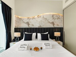 Ein Hotelzimmer mit einem großen Bett, zwei Nachttischen, einem strukturmuster-verzierten Kopfteil und Blick auf die Stadtlandschaft.