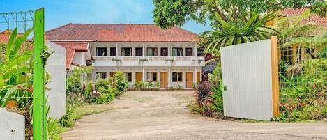 Pintu masuk properti