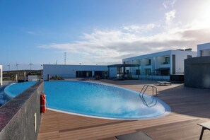 Pool - Beautiful apartment, 2 bedrooms, infinity pool, gym, 400 meters from the beach (abades)