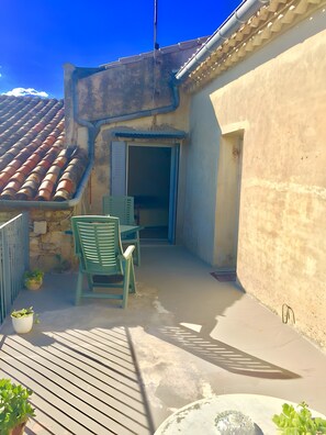 Outdoor dining - Bed and Breakfast 'Automne Hiver  Été' with Shared Terrace, Private Garden and Wi-Fi (Salinelles)