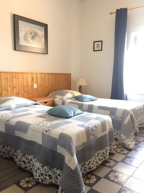 3 bedrooms, iron/ironing board, WiFi, bed sheets - Bed and Breakfast 'Automne Hiver Été' with Shared Terrace, Private Garden and Wi-Fi (Salinelles)